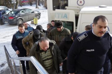 Cei șapte inculpați au obținut o măsură restrictivă mai puțin aspră la contestația judecată ieri la Tribunalul Suceava