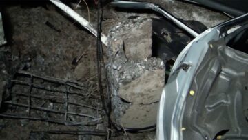 Mașina s-a zdrobit de un stâlp de electricitate și apoi s-a răsturnat