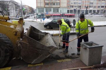 Trei echipe ale Diasil adună mormane de pietriș, nisip și pământ din rigolele stradale