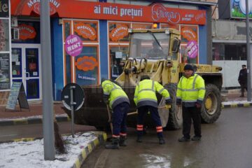 Trei echipe ale Diasil adună mormane de pietriș, nisip și pământ din rigolele stradale