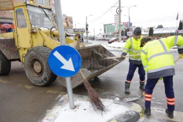 Trei echipe ale Diasil adună mormane de pietriș, nisip și pământ din rigolele stradale