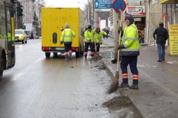 Trei echipe ale Diasil adună mormane de pietriș, nisip și pământ din rigolele stradale