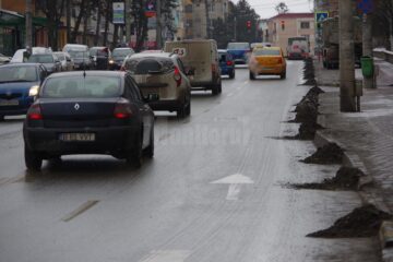 Trei echipe ale Diasil adună mormane de pietriș, nisip și pământ din rigolele stradale