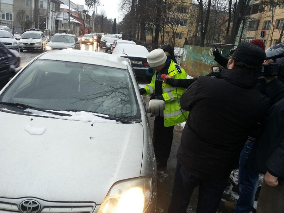 Polițiștii le-au împărțit șoferilor pliante informative legate de noile prevederi legale privind transportul copiilor în mașină Polițiștii le-au împărțit șoferilor pliante informative legate de noile prevederi legale privind transportul copiilor în mașină