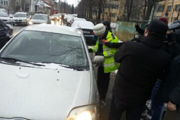 Polițiștii le-au împărțit șoferilor pliante informative legate de noile prevederi legale privind transportul copiilor în mașină