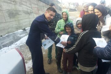 Campanie a poliției printre romii de pe Mirăuți, pentru a-și trimite copiii la școală