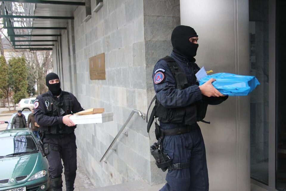 Comisarul Marius Ciotău a fost săltat cu mascații pe 22 decembrie 2014 și adus la DNA, fiind reținut pentru 24 de ore
