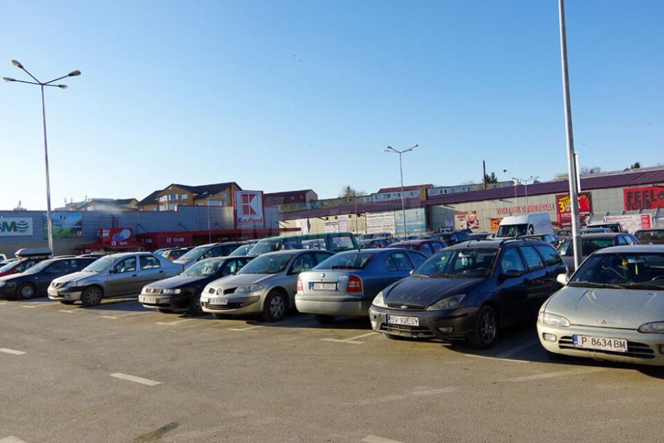 Kaufland vrea să închidă cu bariere accesul în parcarea de pe strada Universității