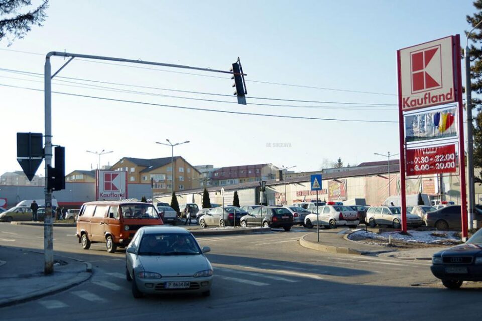 Kaufland a solicitat montarea de bariere la intrarea și la ieșirea din parcarea magazinului