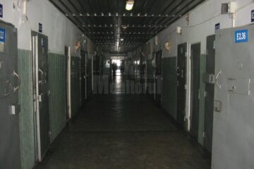 Trei deținuți din Penitenciarul Botoșani și un alt individ aflat în stare de libertate sunt acuzați că au pus la cale o rețea prin care să introducă droguri în pușcărie