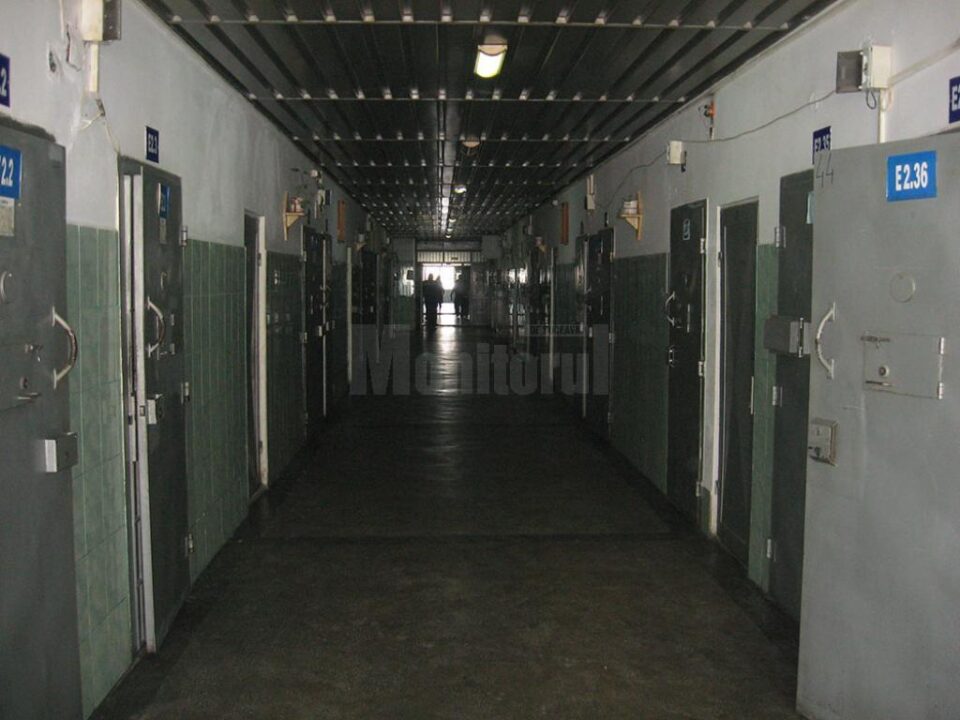 Trei deținuți din Penitenciarul Botoșani și un alt individ aflat în stare de libertate sunt acuzați că au pus la cale o rețea prin care să introducă droguri în pușcărie Trei deținuți din Penitenciarul Botoșani și un alt individ aflat în stare de libertate sunt acuzați că au pus la cale o rețea prin care să introducă droguri în pușcărie
