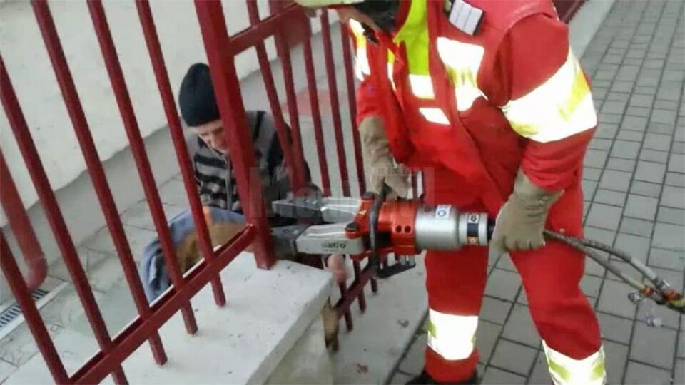Echipajul a găsit cățelul prins într-un gard al unei grădinițe, între o bară metalică și zidăria temeliei