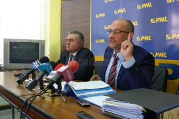 Alexandru Băișanu (dreapta) amenință conducerea centrală a PNL cu judecata