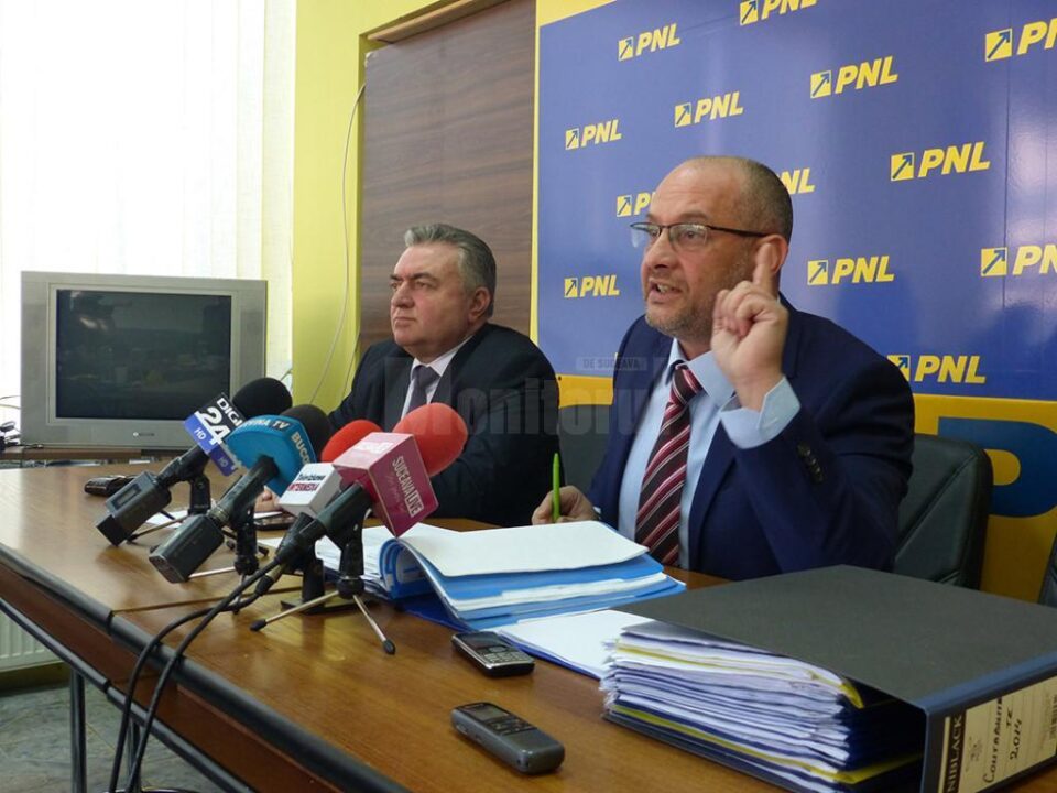 Alexandru Băișanu (dreapta) amenință conducerea centrală a PNL cu judecata