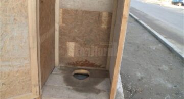Budă improvizată în mijlocul trotuarului, pe Calea Unirii