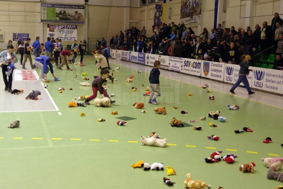 Sute de jucării de pluș au zburat pe teren în sprijinul copiilor cu autism