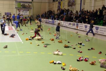 Sute de jucării de pluș au zburat pe teren în sprijinul copiilor cu autism