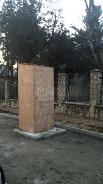 Budă improvizată în mijlocul trotuarului, pe Calea Unirii