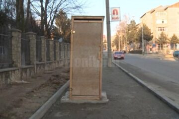 Budă improvizată în mijlocul trotuarului, pe Calea Unirii