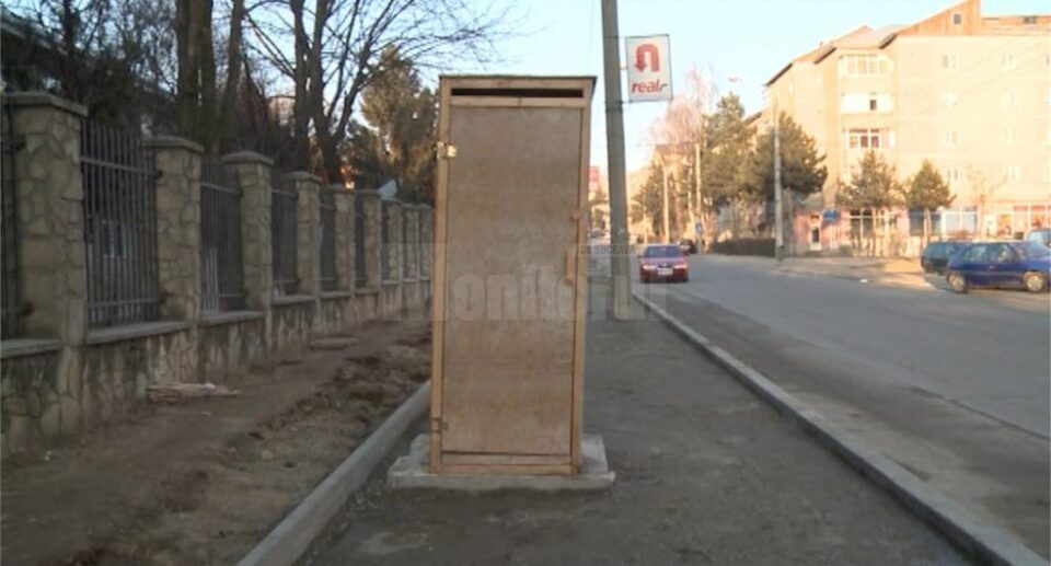 Budă improvizată în mijlocul trotuarului, pe Calea Unirii