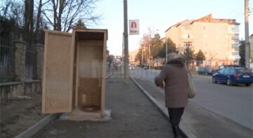Budă improvizată în mijlocul trotuarului, pe Calea Unirii