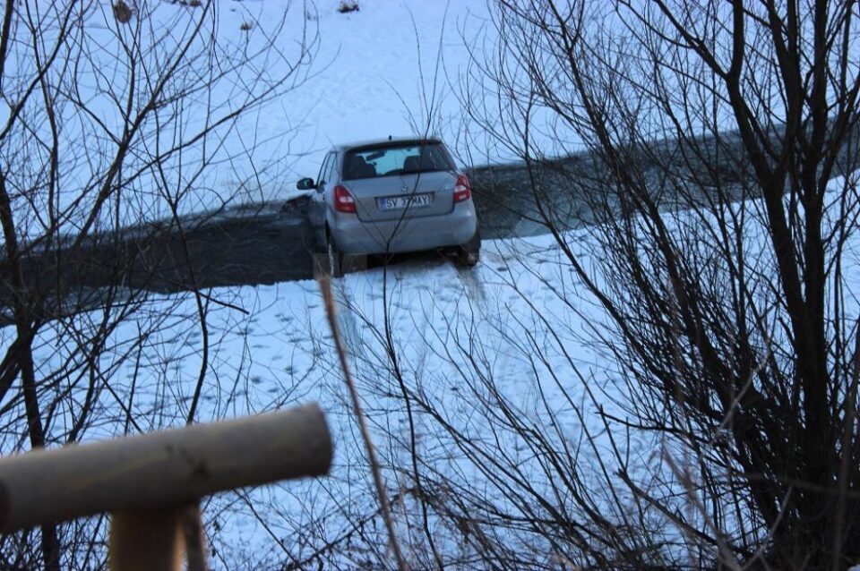 Mașina ajunsă în râul Bistrița Mașina ajunsă în râul Bistrița