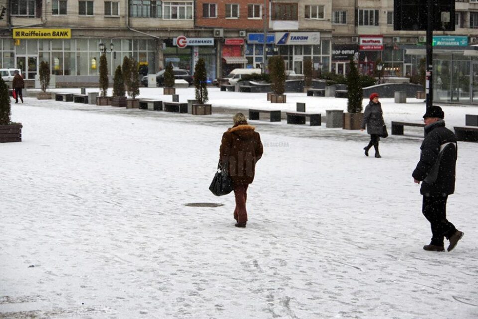 Sucevenii care au ieșit din casă ieri, dis-de-dimineață, s-au transformat în patinatori, fără voia lor