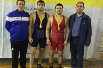 Cei doi medaliați de la CSM Suceava, Daniel Blănari (stânga) și Robert Bighei, alături de antrenorii Daniel Ciubotaru (stânga) și Valerică Gherasim