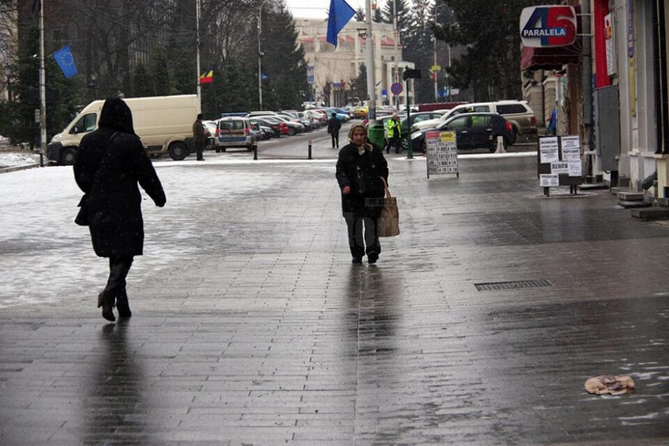 Sucevenii care au ieșit din casă ieri, dis-de-dimineață, s-au transformat în patinatori, fără voia lor Sucevenii care au ieșit din casă ieri, dis-de-dimineață, s-au transformat în patinatori, fără voia lor
