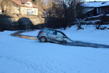 Un șofer de 77 de ani, băut, a plonjat cu mașina în râul Bistrița