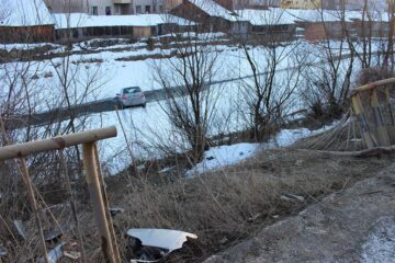 Autoturismul Skoda scăpat de sub control a trecut printr-un parapet de protecție și a căzut în albia râului