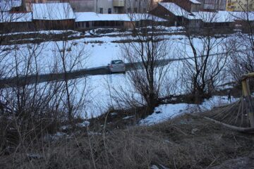 Un șofer de 77 de ani, băut, a plonjat cu mașina în râul Bistrița