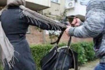 Victimele au fost atacate la ore matinale sau târzii, fiind bruscate pentru a li se smulge poșetele sau telefoanele. Foto: covasnamedia.ro