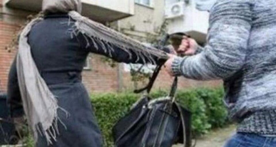 Victimele au fost atacate la ore matinale sau târzii, fiind bruscate pentru a li se smulge poșetele sau telefoanele. Foto: covasnamedia.ro Victimele au fost atacate la ore matinale sau târzii, fiind bruscate pentru a li se smulge poșetele sau telefoanele. Foto: covasnamedia.ro