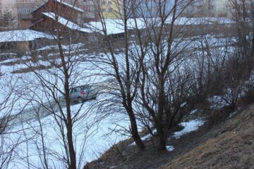 Un șofer de 77 de ani, băut, a plonjat cu mașina în râul Bistrița