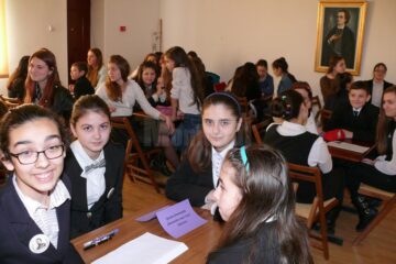 Sala „Pictor Aurel Băeșu” a Muzeului de Artă „Ion Irimescu” a găzduit sâmbătă, 14 februarie, a patra ediție a Concursului „Numai poetul…”