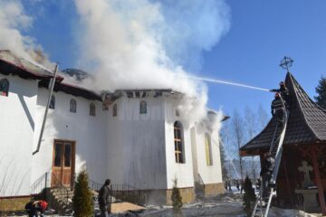 O biserică de lemn din secolul XIX, monument istoric, distrusă de un incendiu