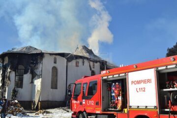 37 de pompieri, cu șapte autospeciale cu apă, s-au luptat cu flăcările