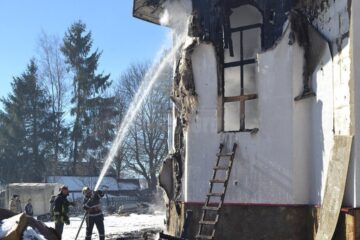 37 de pompieri, cu șapte autospeciale cu apă, s-au luptat cu flăcările