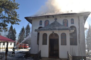 O biserică de lemn din secolul XIX, monument istoric, distrusă de un incendiu