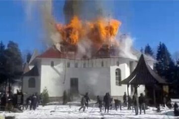 Focul a izbucnit din altarul bisericii și s-a extins cu repeziciune la acoperiș