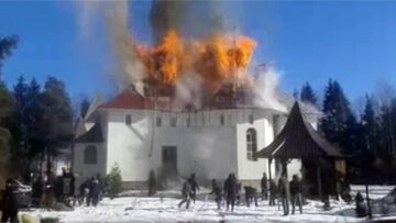 Focul a izbucnit din altarul bisericii și s-a extins cu repeziciune la acoperiș