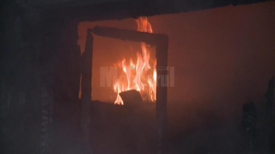 Un incendiu a mistuit casa în care locuia fiica primarului din Milișăuți