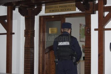 Biroul prefectului Sinescu, păzit de jandarm