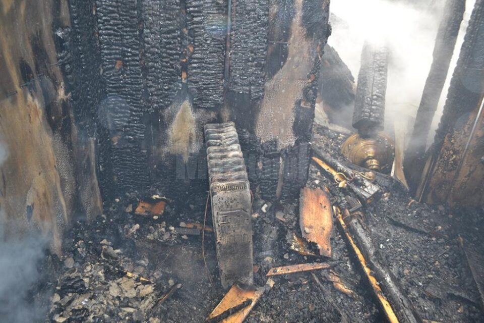 Incendiul a fost provocat de un scurtcircuit produs la instalația de alimentare a unui calorifer electric, lăsat sub tensiune