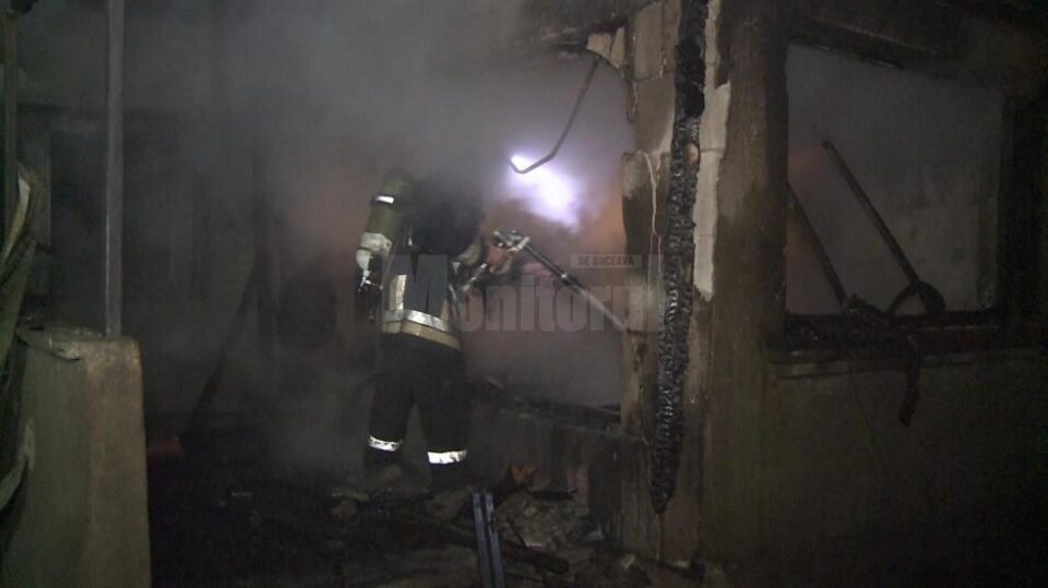 Un incendiu a mistuit casa în care locuia fiica primarului din Milișăuți