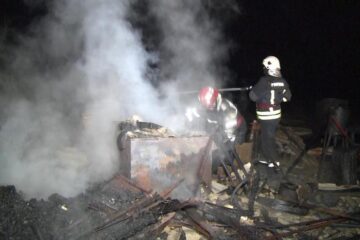 Un incendiu a mistuit casa în care locuiau fiica și socrii primarului din Milișăuți