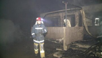 În locuința care a ars stăteau cuscrii primarului din Milișăuți, Mircea Laurus, și fiica edilului, împreună cu doi copii minori