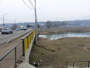 Canalul pe unde sunt deversate dejecțiile poate fi văzut chiar de la stradă
