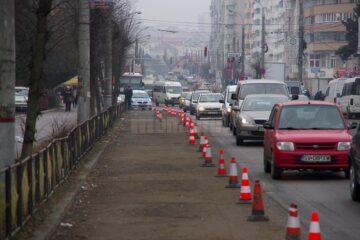 Banda eliberată de mașinile parcate este păzită de polițiști locali